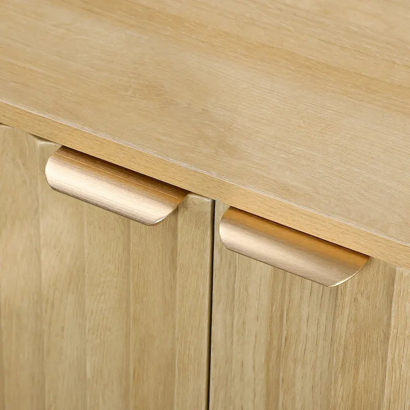 Buffet enfilade moderne cannelé de 140 cm avec poignées dorées et 5 pieds
