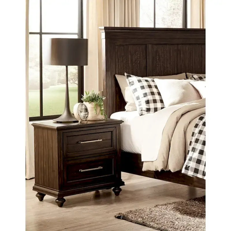 Chambre 3 pièces avec lit, table de chevet et commode finition charbon de bois flotté