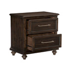 Chambre 3 pièces avec lit, table de chevet et commode finition charbon de bois flotté